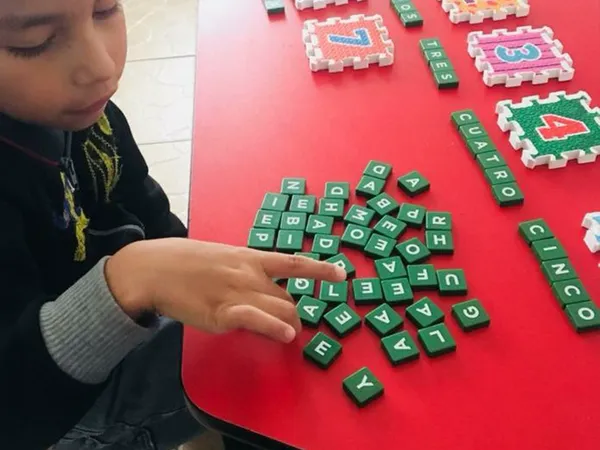 Niño jugando con letras y números en Para Elisa